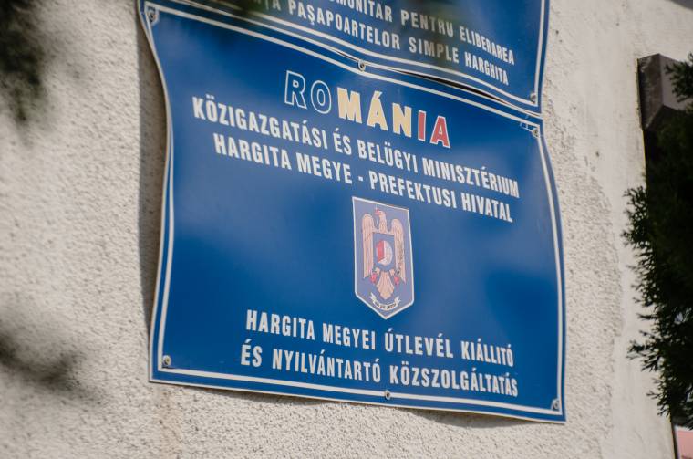 Reggeltől estig, sőt szombaton is dolgoznak az útlevélosztályokon