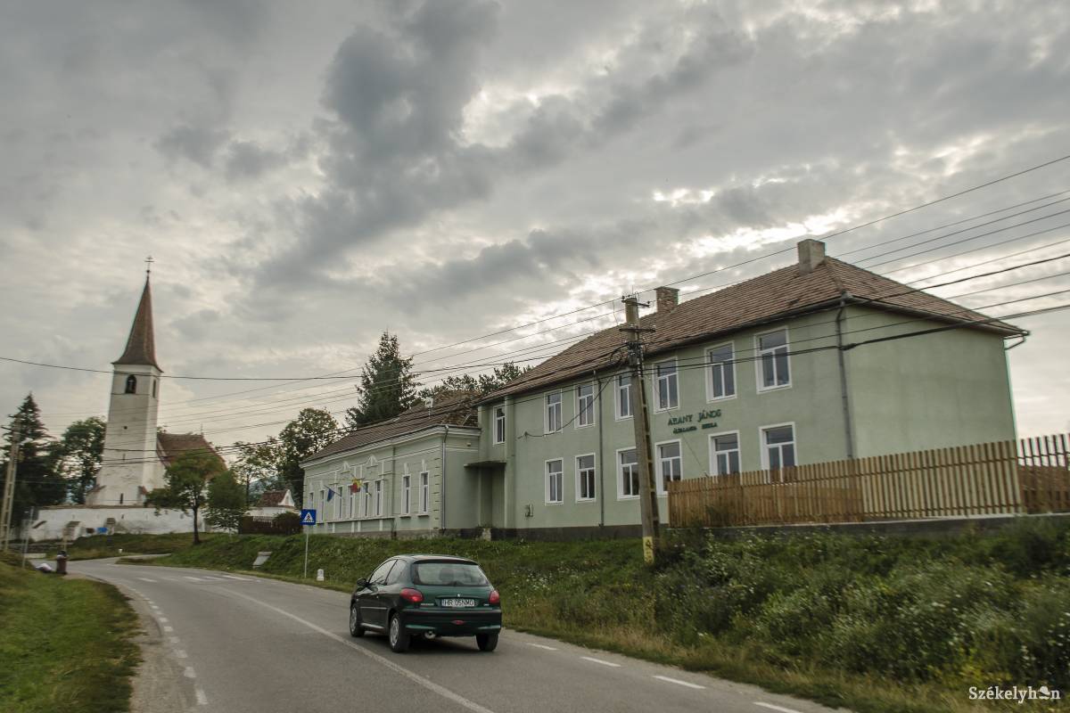 Már elkezdték a közintézmények rácsatlakoztatását a szennyvízhálózatra •  Fotó: Pinti Attila