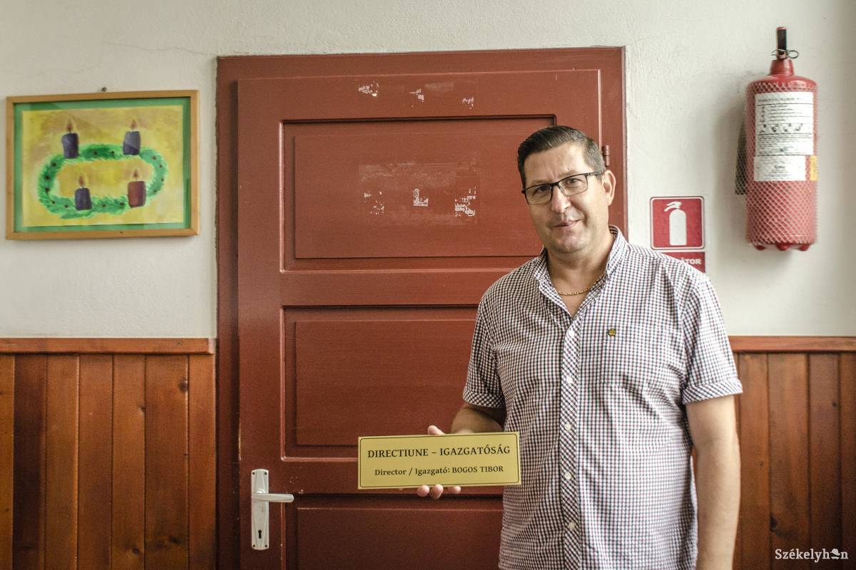 Bogos Tibor az igazgatói névtáblával. Hamarosan új név kerül az igazgatói iroda ajtajára •  Fotó: Pinti Attila