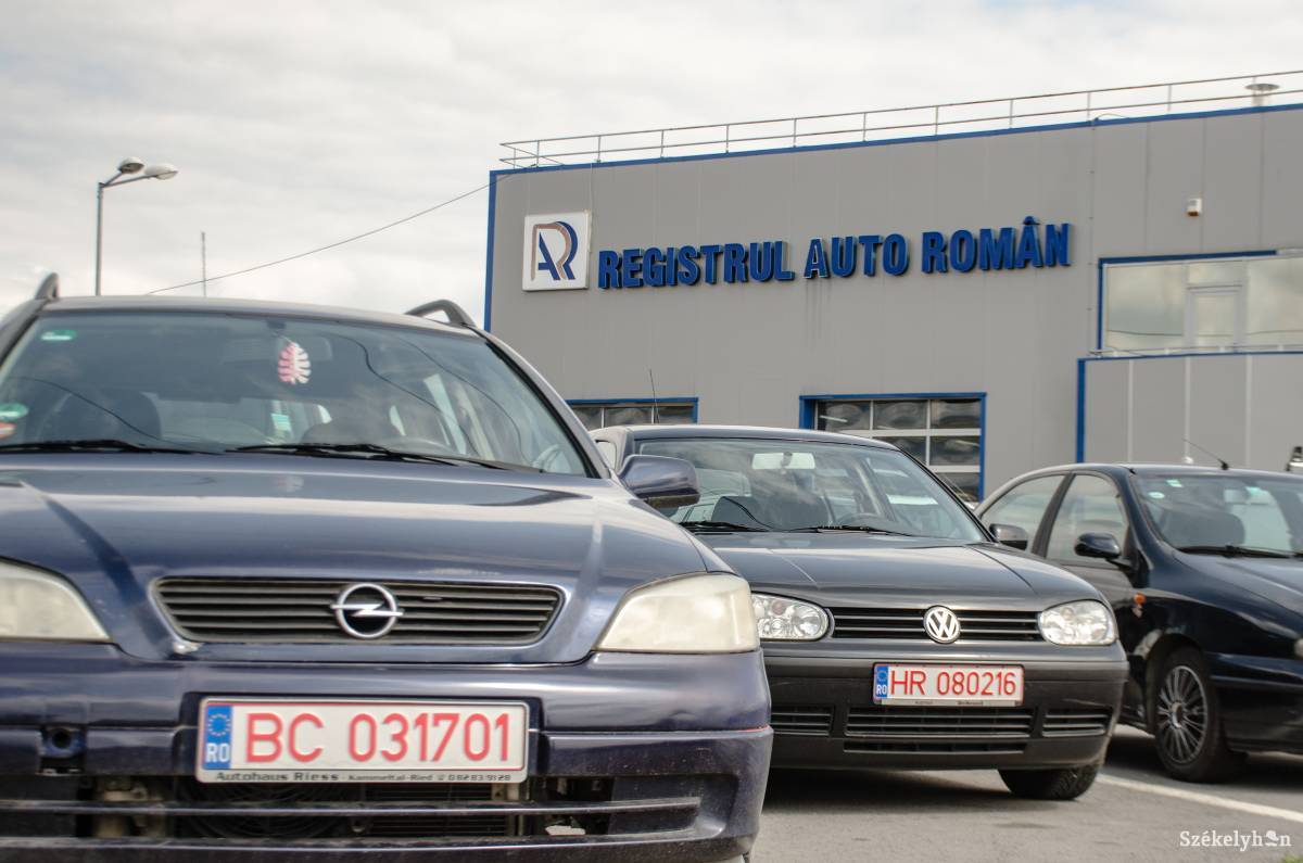 Piros rendszámú autók a román autófelügyelet (RAR) Hargita megyei kirendeltségénél •  Fotó: Gecse Noémi