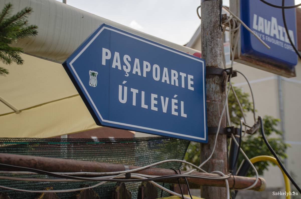 A csíkszeredai útlevélosztály felé. Ritkábban kell arra járni, miután megnőtt az útlevelek érvényességi ideje. Archív •  Fotó: Gecse Noémi
