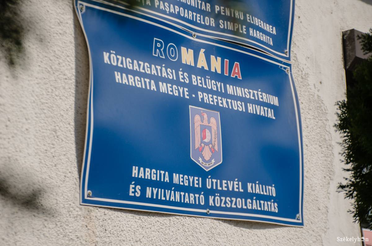 Havonta mintegy 1900 román útlevelet igényeltek csak Csíkszeredában •  Fotó: Gecse Noémi