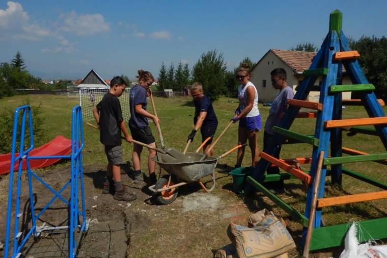 Angol önkéntesek tették színessé a csíki iskolák udvarait