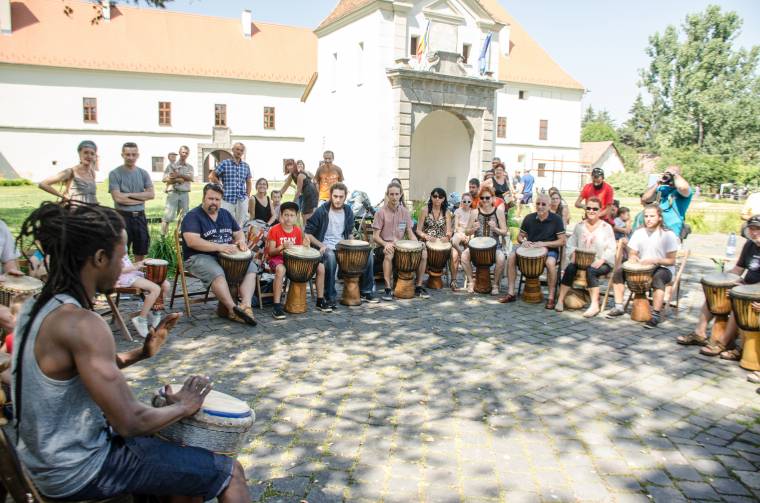 Ütőhangszerek mesterei zenélnek a várban