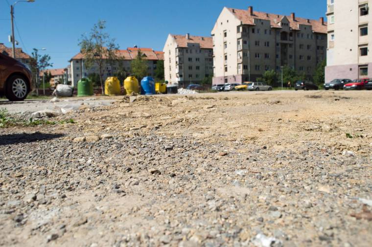 Parkolók a lebontott garázsok helyén