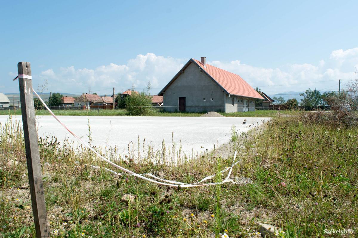 Az elkezdett műjégpálya alapja. Ősszel folytatják a betonozást •  Fotó: Sándor Csilla