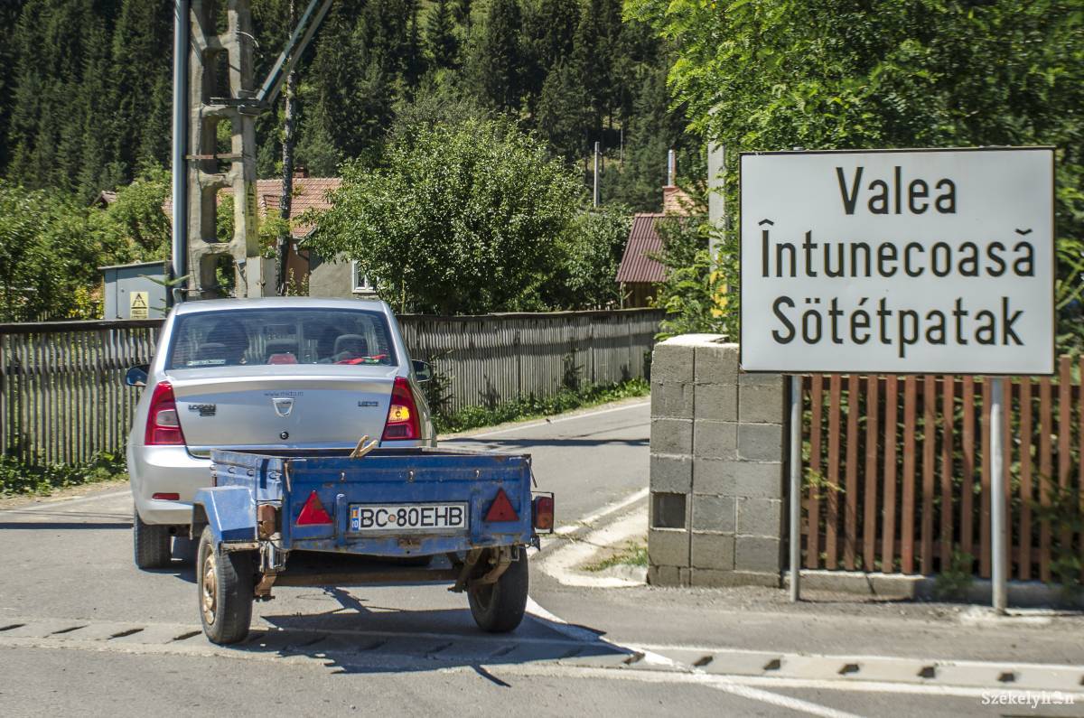 Kénytelenek gyalog iskolába járniuk a gyimesközéploki Sötétpataka és Kápolnapataka iskolásainak •  Fotó: Pinti Attila