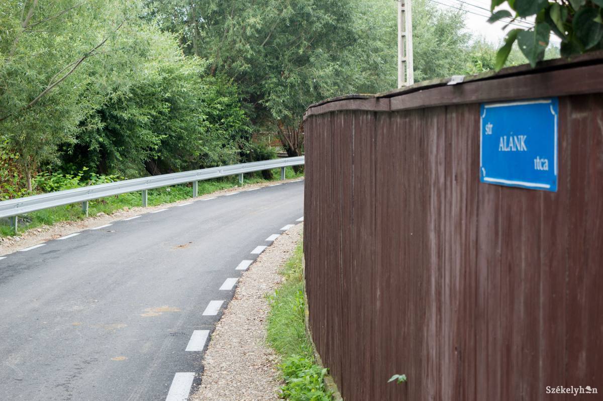 Községi út Jenőfalván. Rövidesen befejezik a felújítási munkálatokat •  Fotó: Sándor Csilla