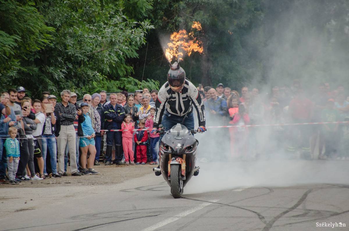 Az érdeklődők megtekinthették a magyarországi Tápai Tamás motoros kaszkadőr stunt rider produkcióját •  Fotó: Gecse Noémi