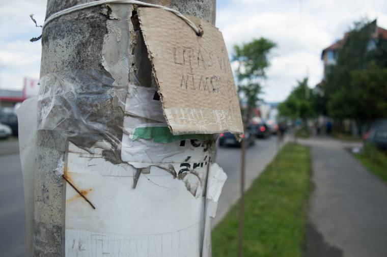 Már csak egy kartonpapírra vetett firka áll a „buszmegálló” helyén