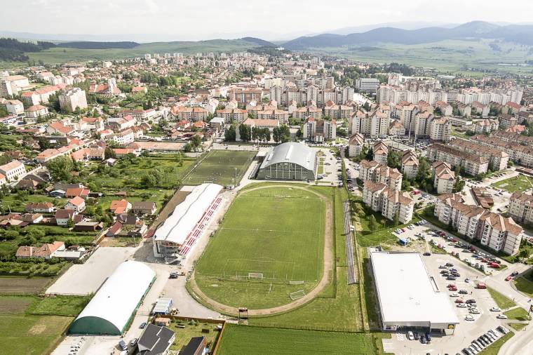 Bővítenék a lelátót a csíkszeredai labdarúgópályánál, de akadályokba ütköztek