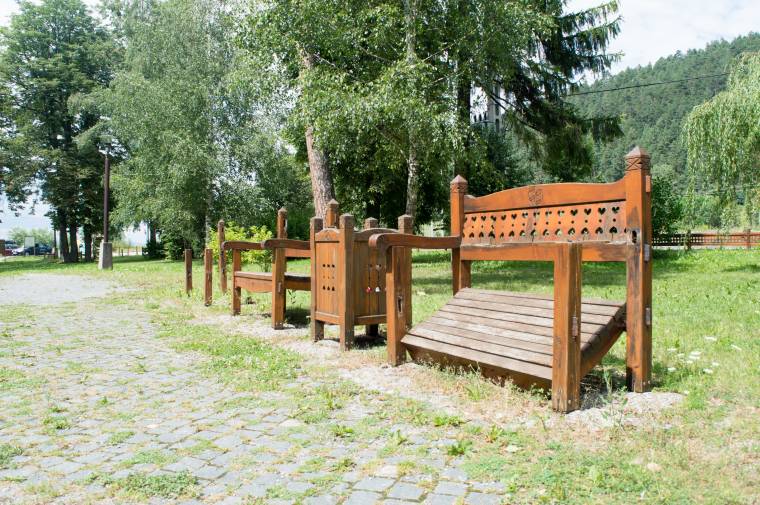 Megrongált, tönkrement padok Zsögödfürdőn