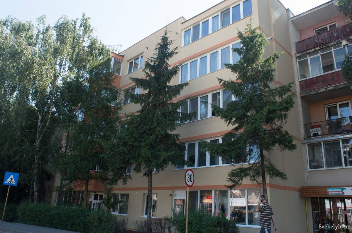A Villanytelep utca 1. számú tömbház hőszigetelése elkészült •  Fotó: Sándor Csilla