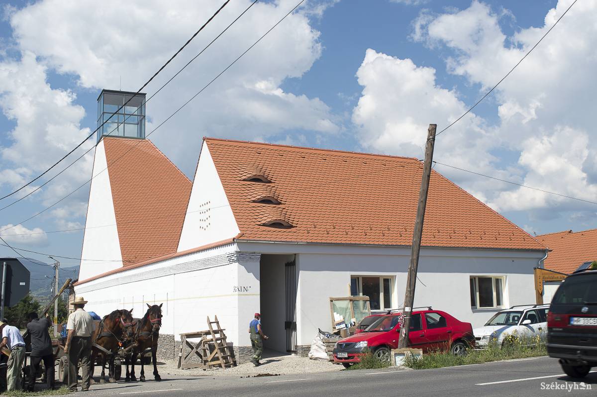 Az utolsó simítások zajlanak a Siculicidium-templomnál •  Fotó: Sándor Csilla