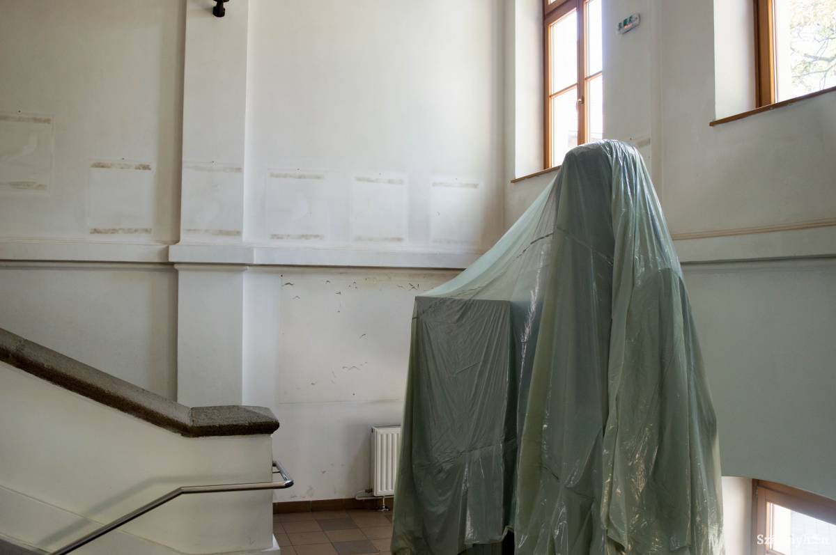 A csíkszeredai Petőfi Sándor Általános Iskolában kimeszelik az előteret •  Fotó: Sándor Csilla