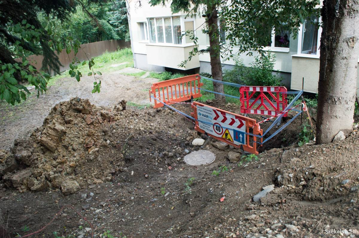 Kiásott gödör a 9-es számú tömbház udvarán. Meg kell keresni az átfolyás helyét •  Fotó: Sándor Csilla