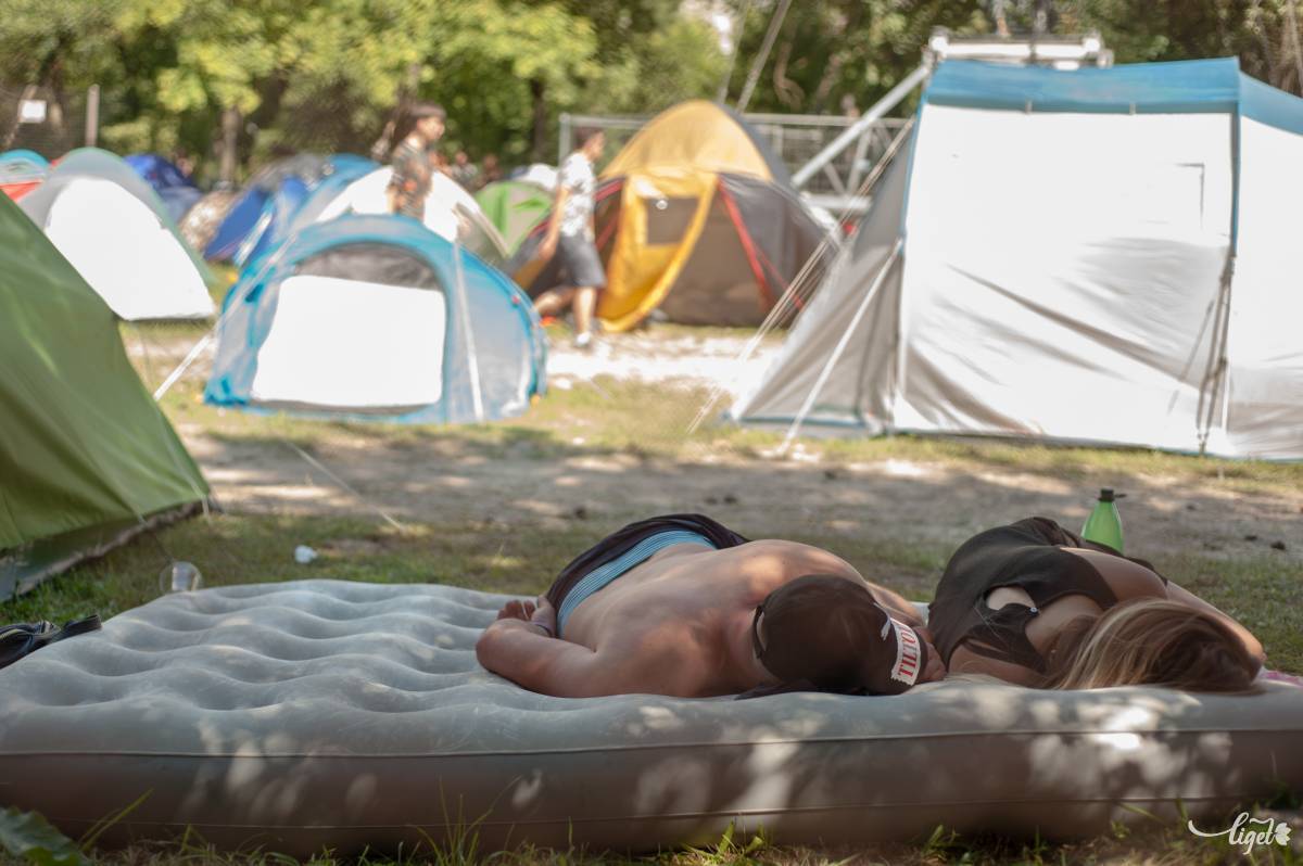 Ha éjjel nincs alvás, s nappal meleg van a sátorban, ez is egy megoldás •  Fotó: Gecse Noémi