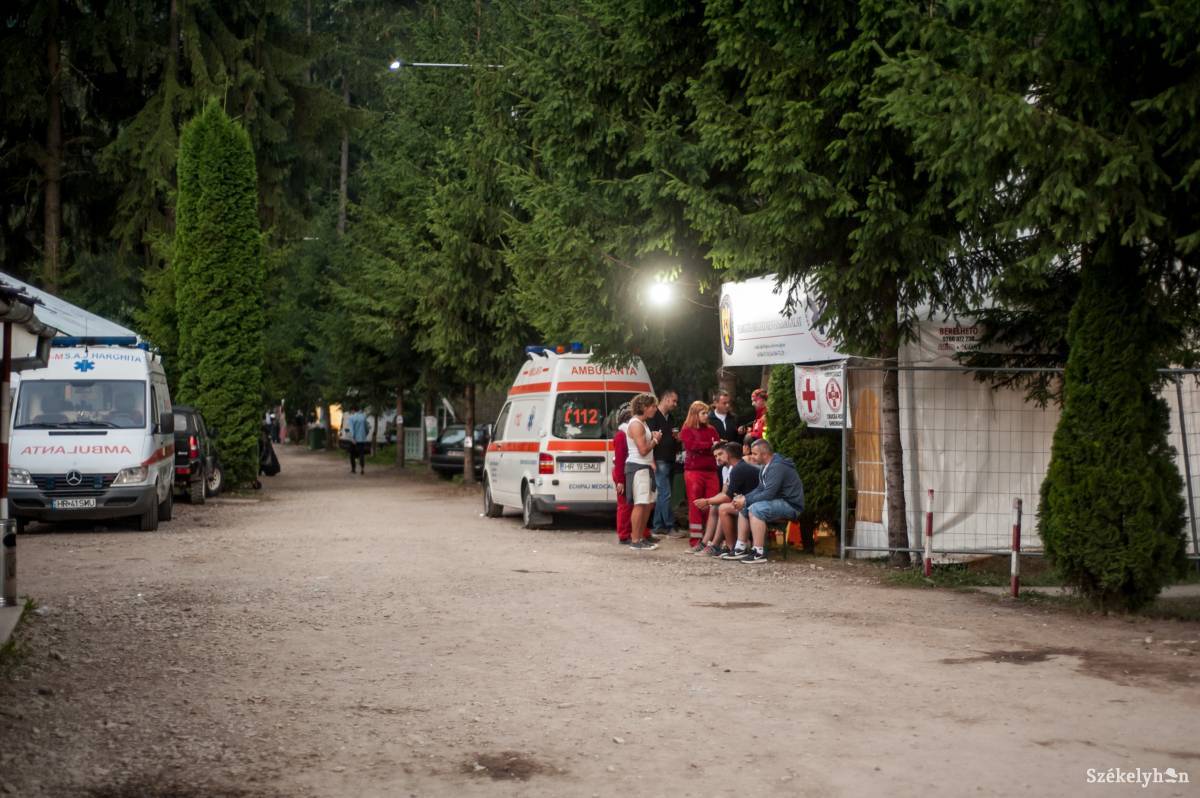 A mentőszolgálat munkatársainak és a Vöröskereszt önkénteseinek is volt bőven tennivalójuk •  Fotó: Gecse Noémi