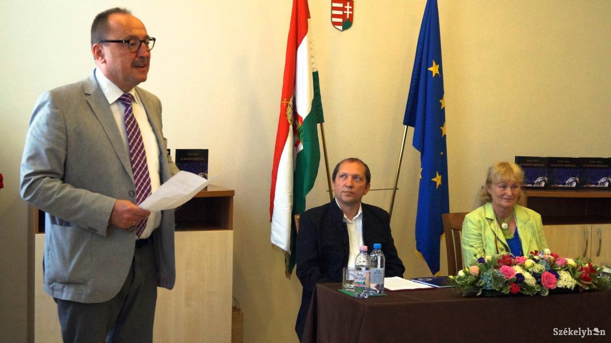 Németh Zsolt (balról) nyitotta meg Radóczy Mária kiállítását •  Fotó: Prázsmári Tímea