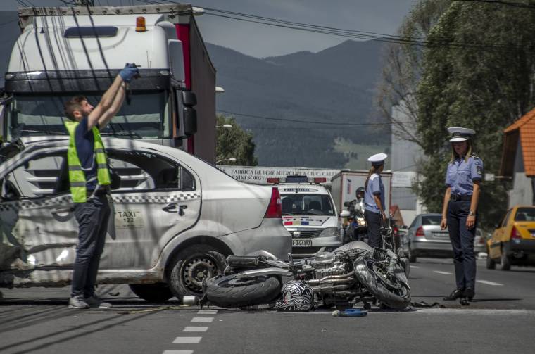 Taxinak csapódott a motorkerékpár, ketten megsérültek