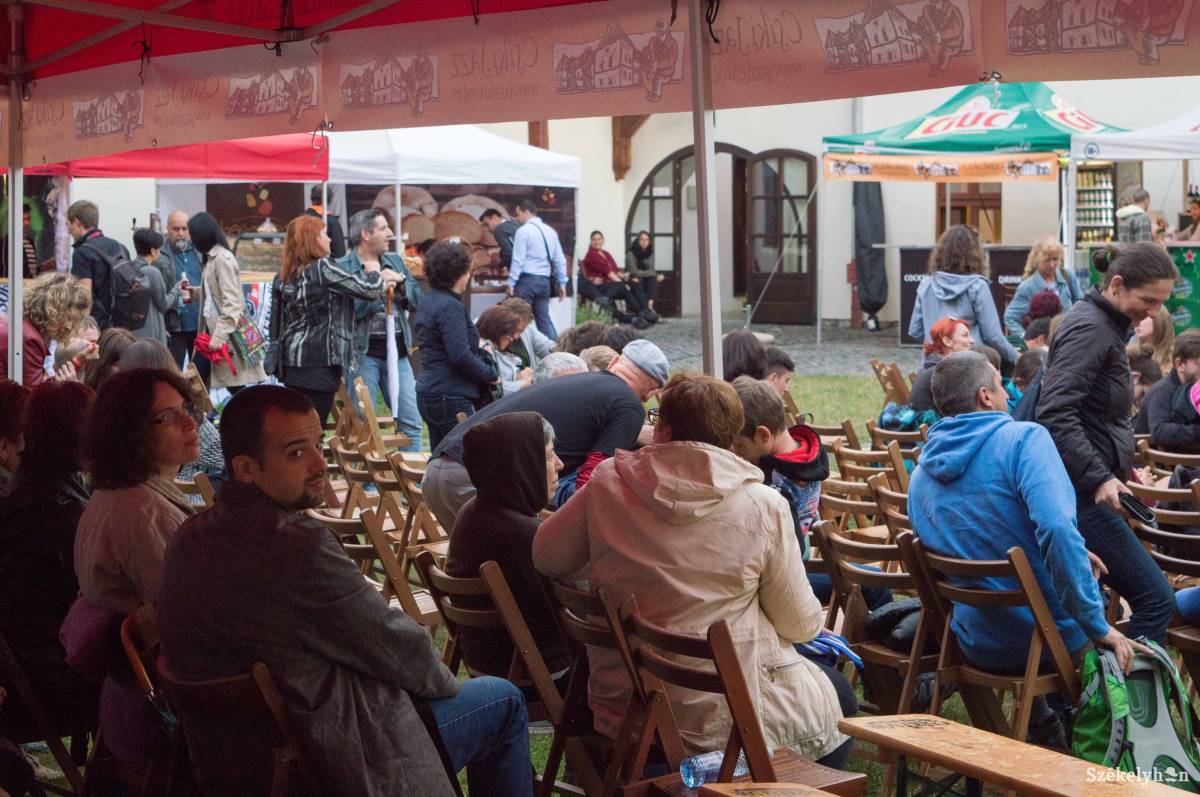 Rendezvény a Mikó-vár udvarán. Szombaton nem hallgatni, hanem szurkolni kell. Archív •  Fotó: Sándor Csilla