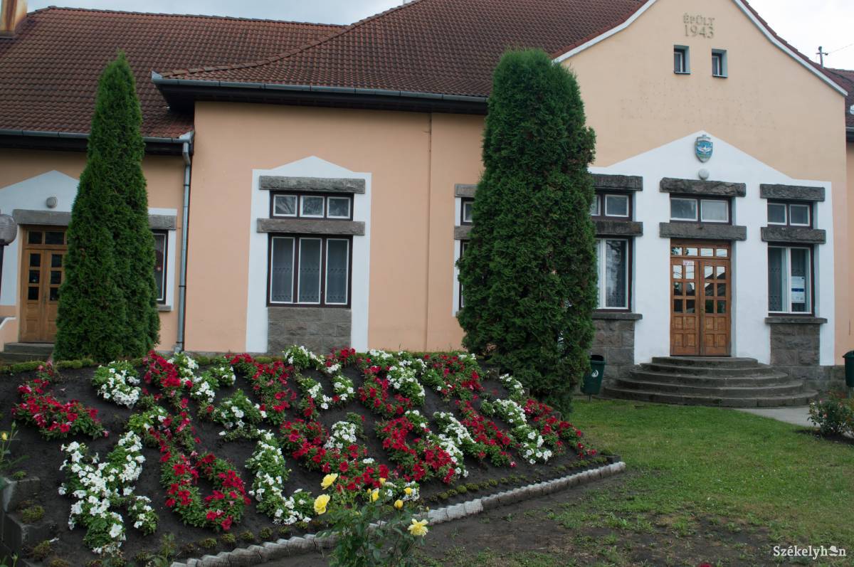 A rendezett virágágyás Csíkkozmás központjában. Alternatív megoldás a Községháza felirat megtartására •  Fotó: Sándor Csilla
