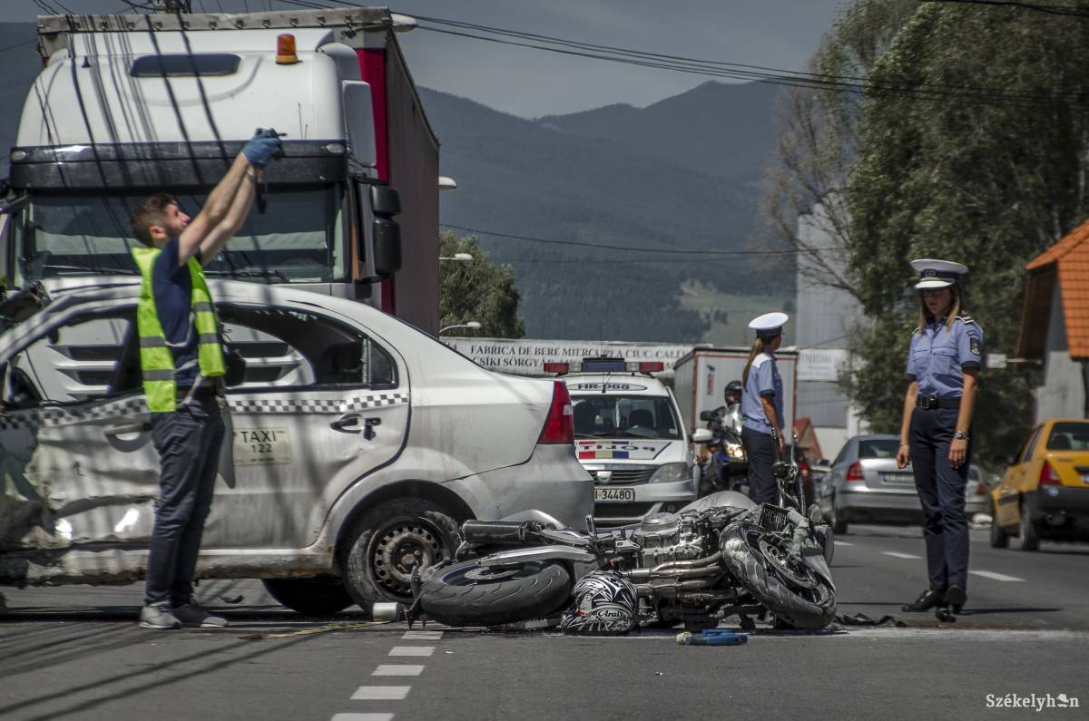 Félsávos útlezárást vezettek be az érintett szakaszon a baleset után •  Fotó: Pinti Attila