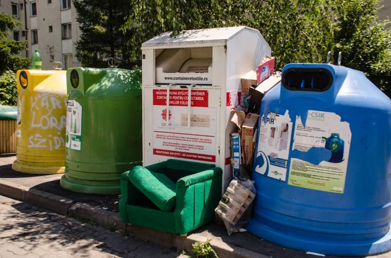 A ruhagyűjtő konténereket továbbra is napi rendszerességgel fosztják ki