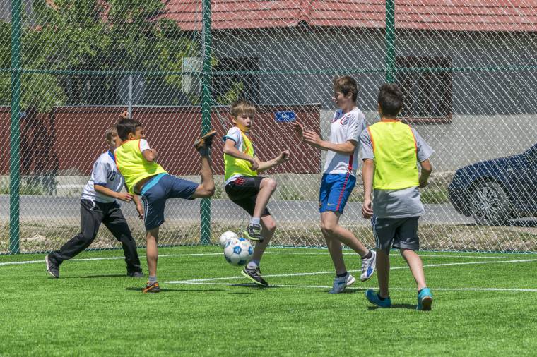 Műfüves minifocipályán lehet rúgni ezentúl a bőrt Csíkszenttamáson