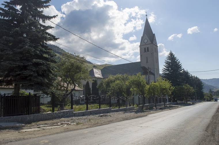 Időtálló kerítés veszi körbe gyimesbükki templomot és plébániát