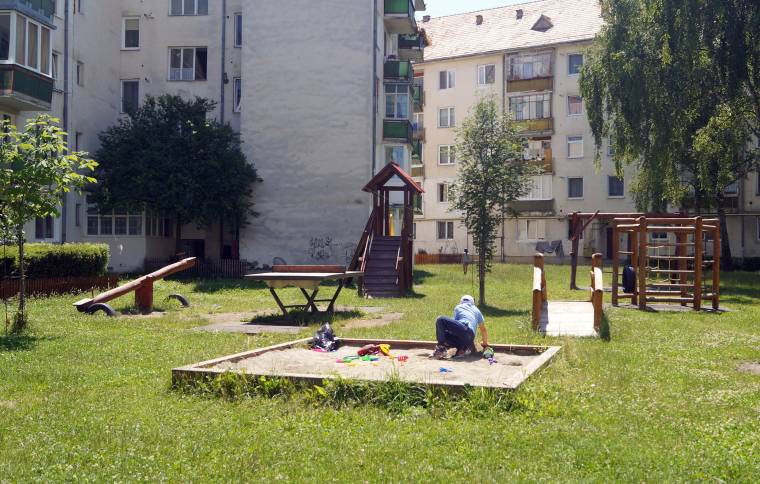 Csíkszeredai játszóterek: nappal gyerekek és kutyák, este suhancok használják