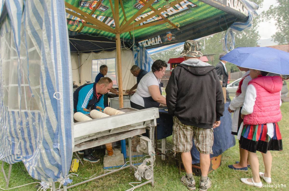 Hagyománya van a kürtőskalács-sütésnek a dánfalvi rendezvényen. Archív •  Fotó: Gecse Noémi