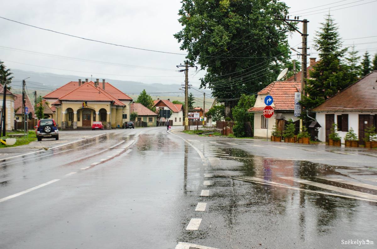 Csíkrákos központjában. A buszmegállóval szemben a Cserekert Fogadó is látszik •  Fotó: Gecse Noémi