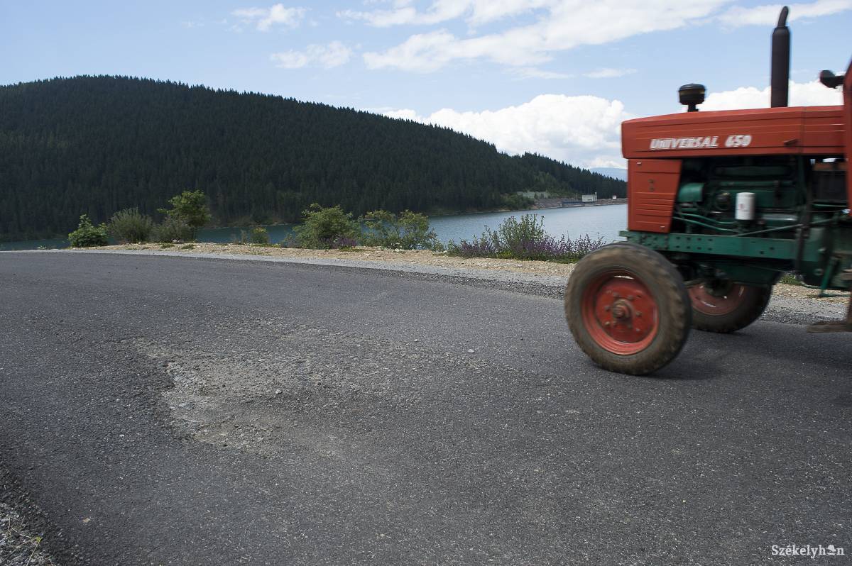 Meglátszik a használat a készülő kosteleki úton. A kialakult gödröket a kopóréteg elterítése előtt javítják ki 
