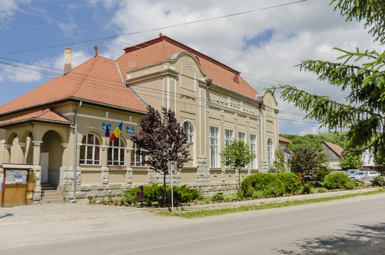 Községházát és tömbházat hőszigetelnek, iskolát újítanak fel – összesen 15,3 millió lej értékben írtak alá szerződéseket