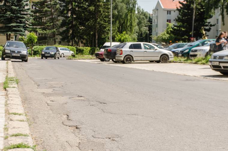 Kátyúzás, aszfaltozás, térkövezés, parkolóépítés – kezdődik a nyári útkarbantartás Csíkszeredában