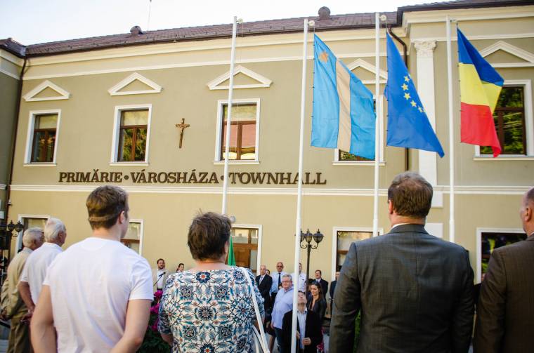 Sem a feliratok, sem a zászlók nem maradhatnak