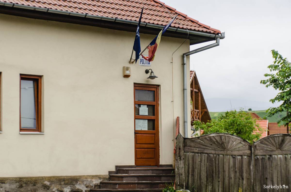 A csíkrákosi rendőrőrs szombat délután. Zárt ajtót találtunk •  Fotó: Gecse Noémi