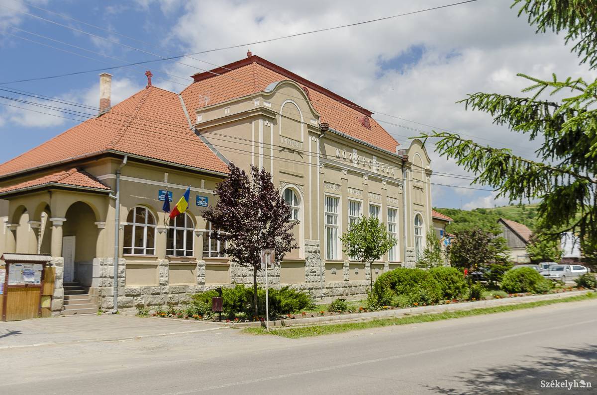 Lehőszigetelik a csíkszentdomokosi községháza épületét is. Összesen 15,3 millió lej értékben írtak alá szerződéseket. Archív •  Fotó: Gecse Noémi