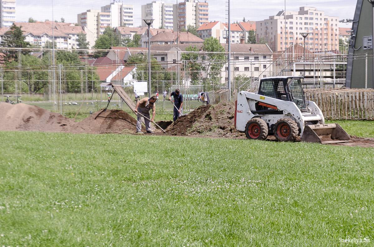 Salakot szitálnak a városi labdarúgópályán. Előkészületek •  Fotó: Gecse Noémi
