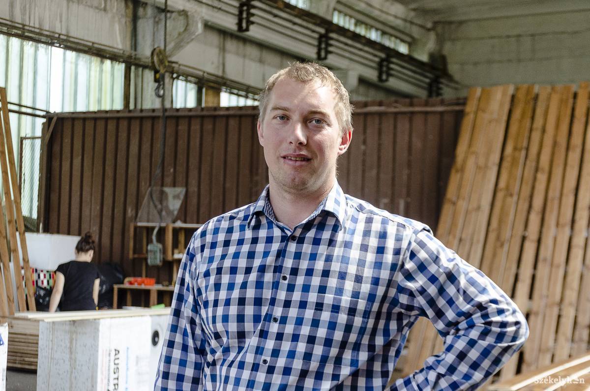 Szakács Botond szerint teljes komfortot nyújt egy ilyen ház. A családjával ilyenben laknak •  Fotó: Gecse Noémi