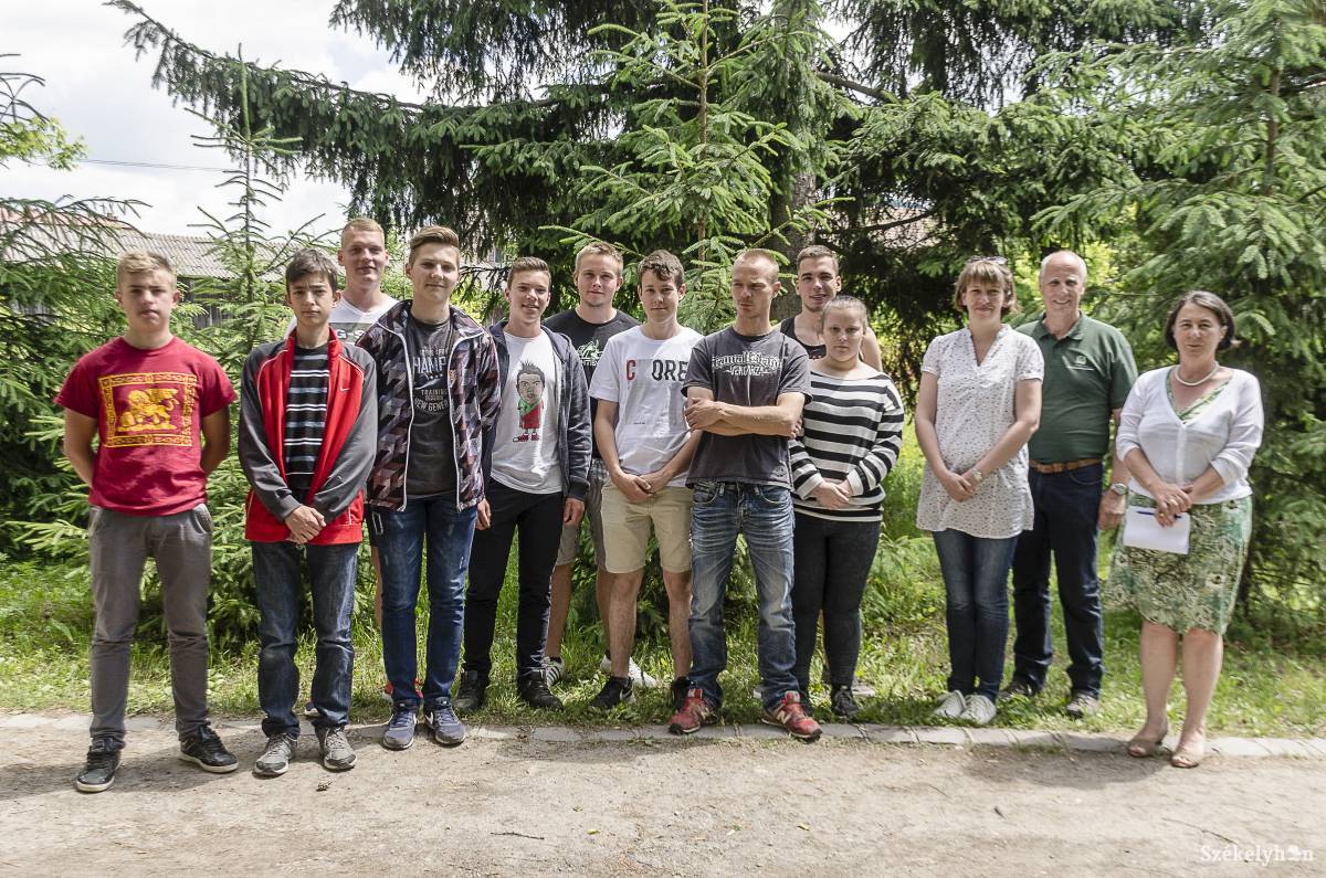 Csíki és németországi erdész diákok. Utóbbiak sok újdonságot láttak már Székelyföldön •  Fotó: Gecse Noémi