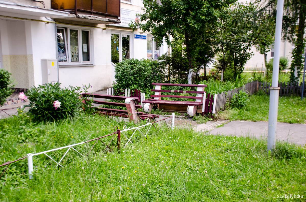 Csendélet. Nem minden lakószövetségnél váltak be a padok •  Fotó: Gecse Noémi