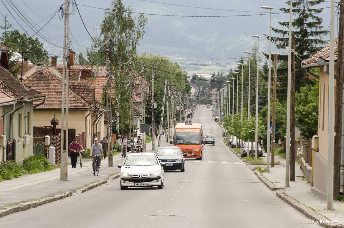 A Szék útján az oszlopokat és a légvezeték-hálózatot is eltávolítják •  Fotó: Gecse Noémi