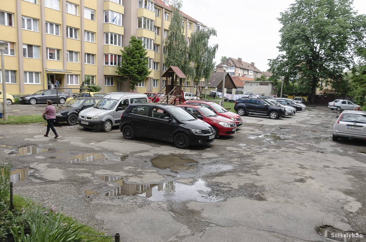 Komoly nehézségekbe ütközik a közlekedés a tömbházak között. Változást sürgetnek a lakók •  Fotó: Gecse Noémi