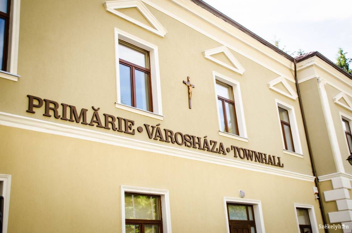 A tusnádfürdői városháza a tavaly elhelyezett feliratokkal. Nem maradhatnak •  Fotó: Gecse Noémi