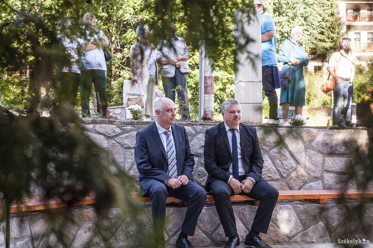 Albert Tibor (jobbról), Tusnádfürdő polgármestere. Folyamatosan fejlesztik a települést •  Fotó: Gecse Noémi