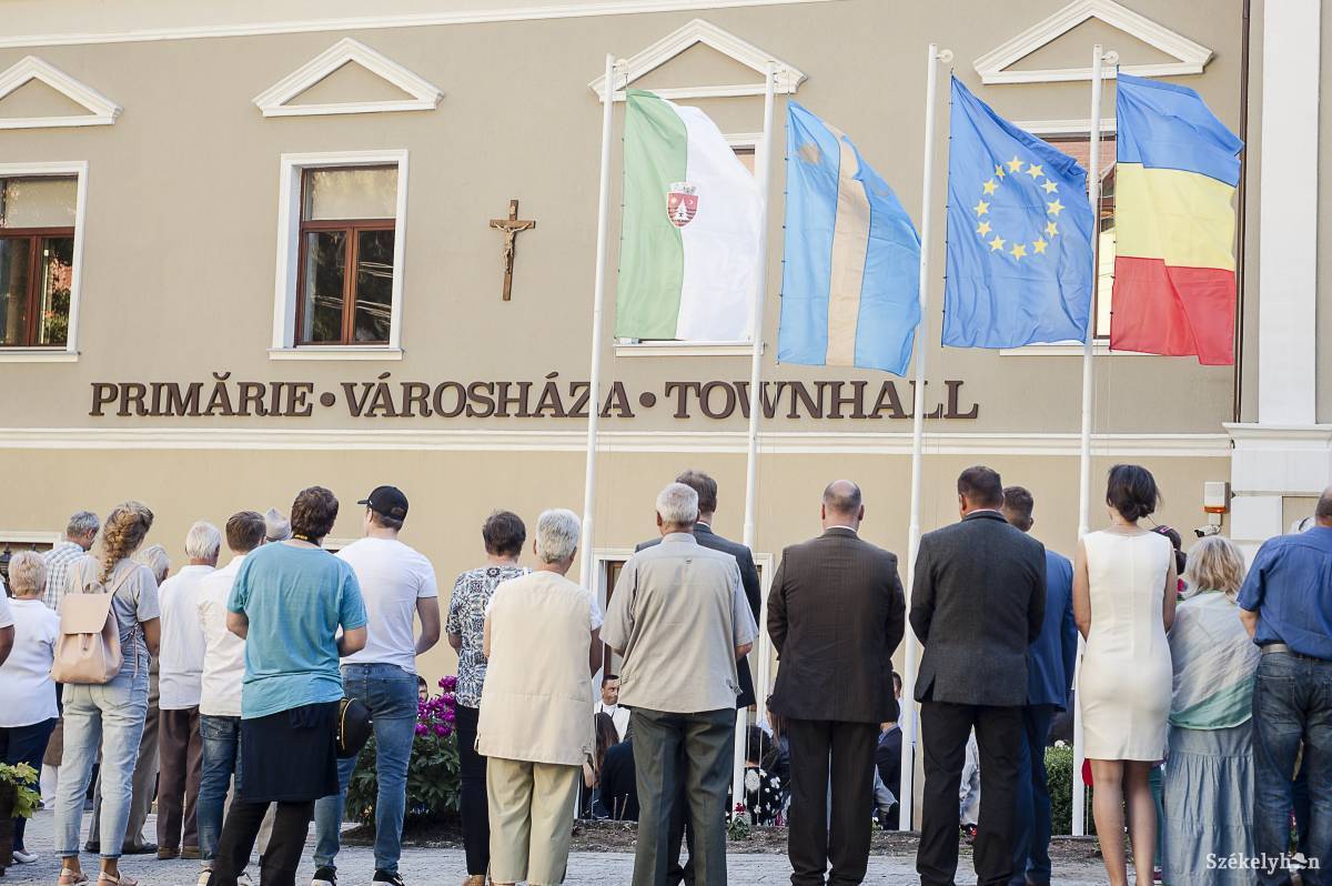 A kifogásolt zászlók a városháza előtt •  Fotó: Gecse Noémi