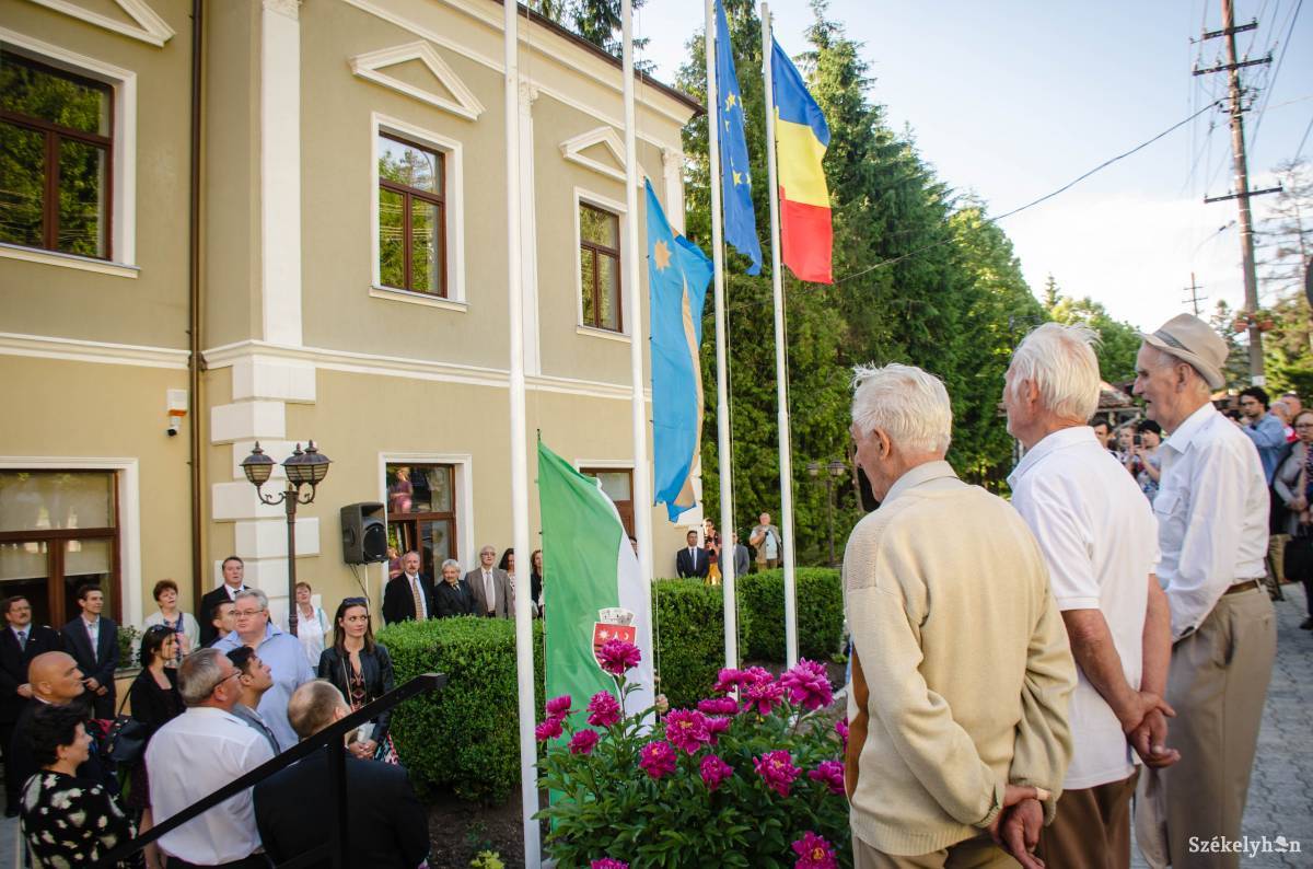 A székely- és városzászlók Tusnádfürdőn, az új városháza avatóján •  Fotó: Gecse Noémi