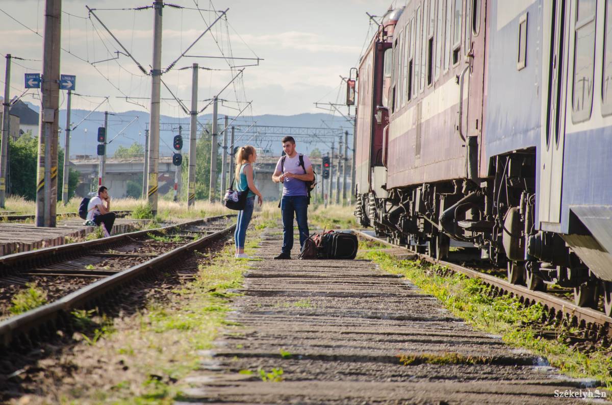 Az alacsony peronok jelentik a legnagyobb akadályt az utasok számára. Emelni kell •  Fotó: Gecse Noémi